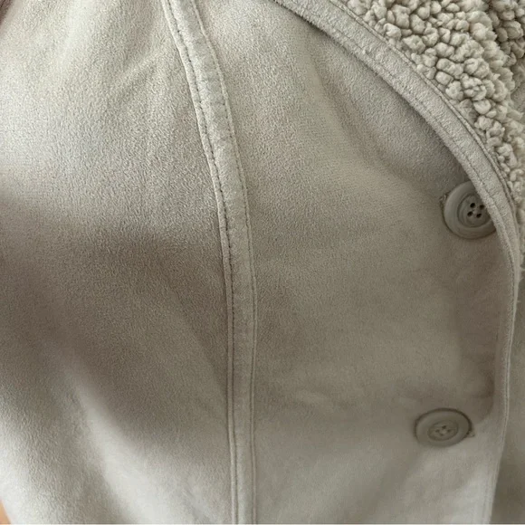 Women's Cream Shearling Vest - Picture 5 of 9